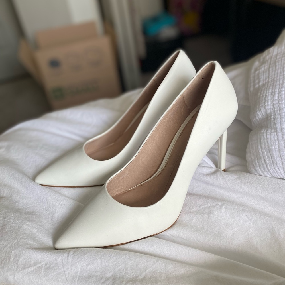 White Gianni Bini pumps